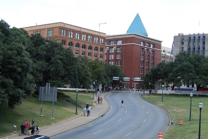 1-Hour JFK Assassination Walking Tour - Passing the Texas School Book Depository
