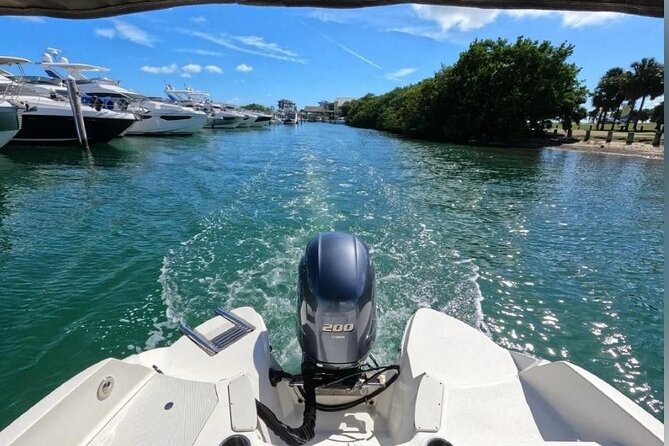 24 Ft Miami Bay: Private Boat, Gas Included , 6 people, Captained - What the Miami Bay outing feels like