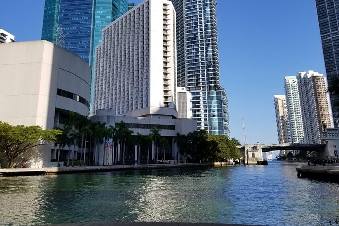 24 Ft Miami Bay: Private Boat, Gas Included , 6 people, Captained - Building your own route around Miami