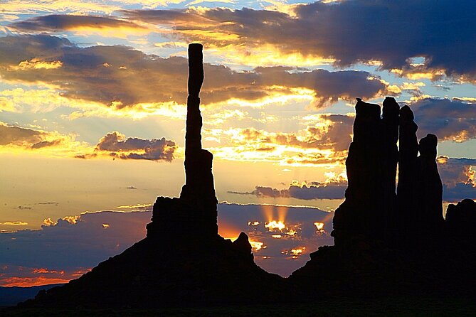 3.0 Hours of Monument Valley's Sunrise or Sunset 4×4 Tour - Riding into Lower Monument Valley