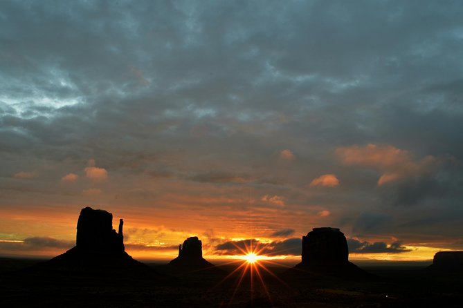 3.0 Hours of Monument Valley's Sunrise or Sunset 4×4 Tour - Sun’s Eye Arch and petroglyphs