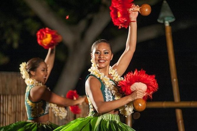 Big Island, Hawaii: Admission to Voyagers of the Pacific Luau - The shell lei welcome and pre-show atmosphere