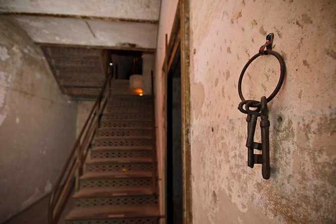 Charleston Haunted Jail Night-Time Walking Tour with Admission to Old City Jail - What the Old City Jail adds to the ghost story