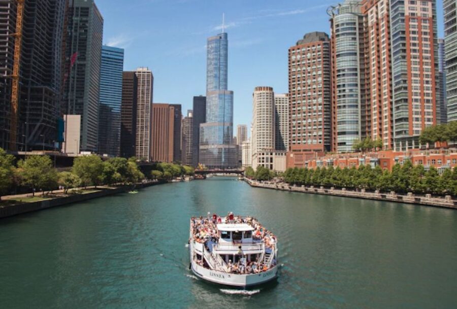 Chicago: 1.5-Hour Lake and River Architecture Cruise - The river route: Chicago’s architecture at close range