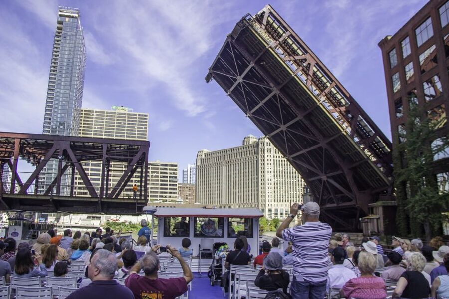 Chicago: 45-Minute Family-Friendly Architecture River Cruise - From Lake Shore Drive toward Willis Tower