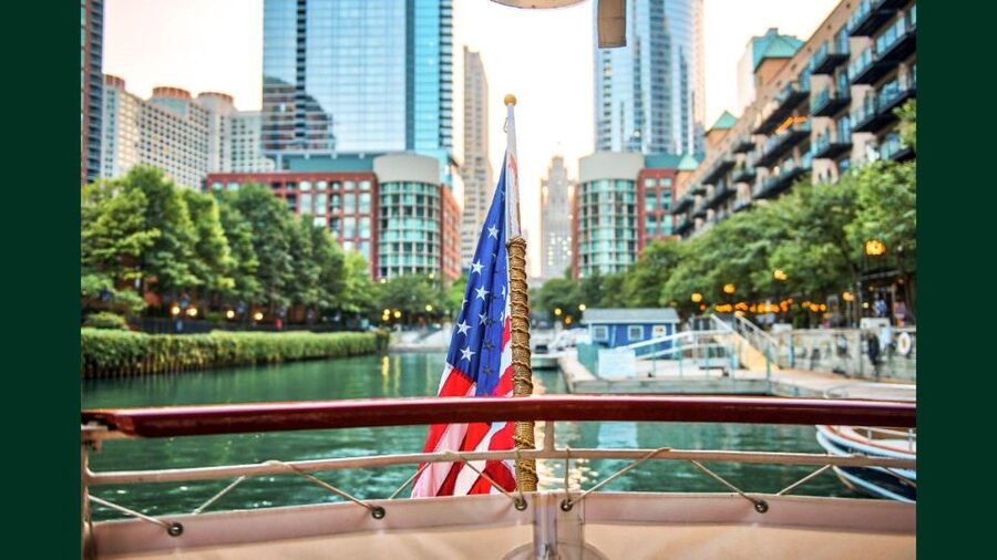 Chicago: Architecture Boat Tour with Drinks - The guides make or break the experience