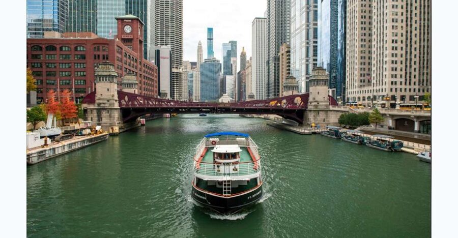 Chicago: Architecture Boat Tour with Drinks - Who should take this Chicago river cruise?