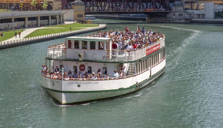 Chicago: Architecture Center Cruise on Chicago's First Lady - Who will get the most from it?