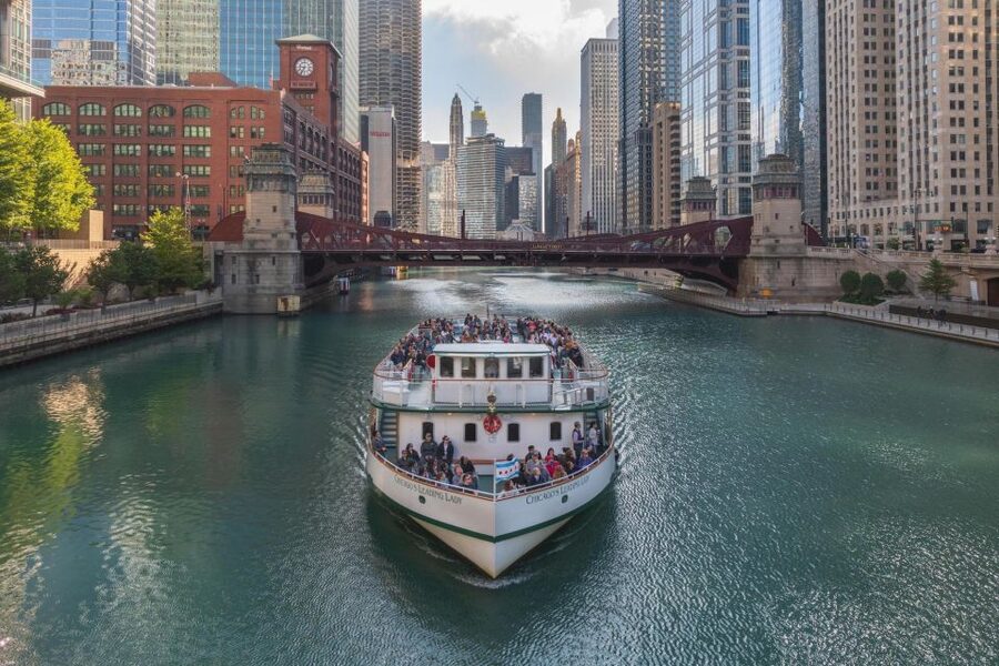 Chicago: Architecture Center Cruise on Chicago's First Lady - Turning through all three branches