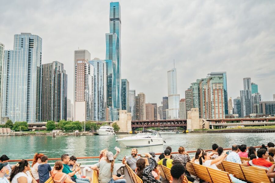 Chicago: Architecture River Cruise Skip-the-Ticket Line - Comfort, weather, and the onboard bar