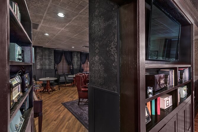 Chicago Gangster and Food Walking Tour - Deep dish inside a former gangster’s mansion