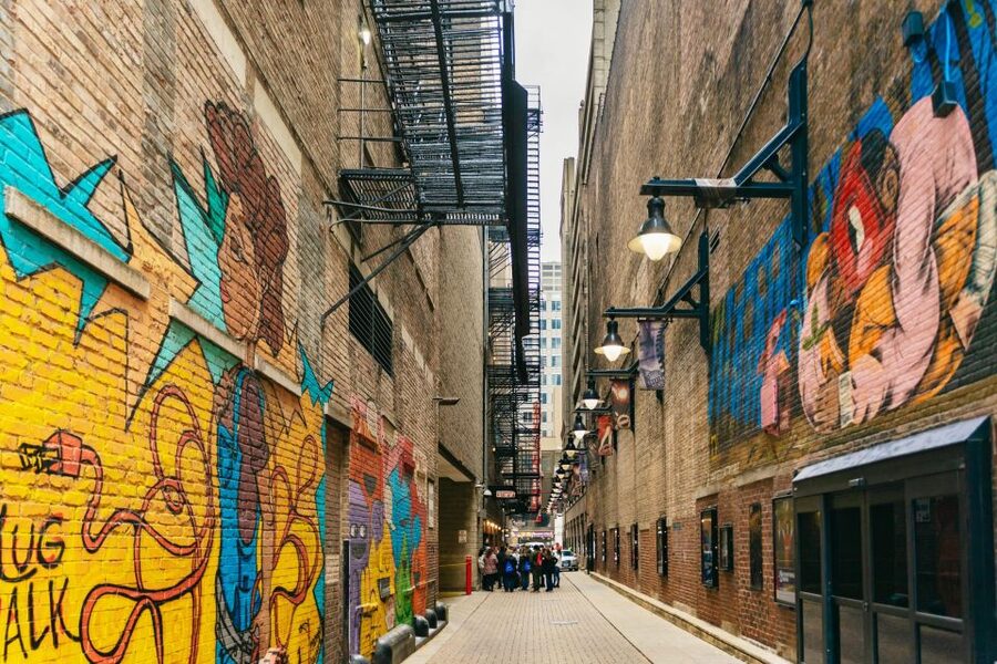 Chicago: Gangsters and Ghosts Guided Walking Tour - The Chicago Theatre and Palmer House
