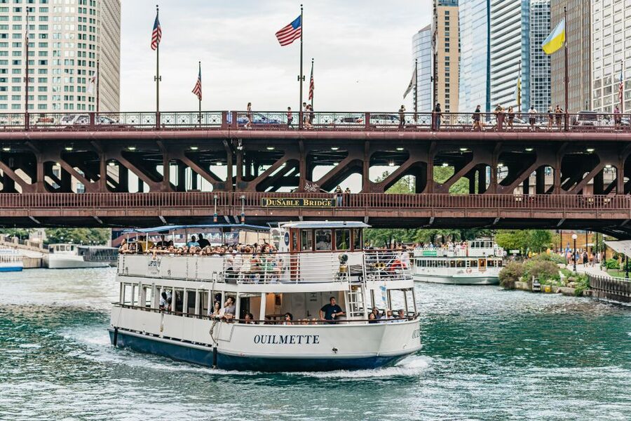 Chicago River: 1.5-Hour Guided Architecture Cruise - Drinks, snacks, and the onboard atmosphere