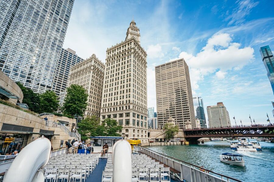 Chicago River: 1.5-Hour Guided Architecture Cruise - The guides make or break the 90 minutes