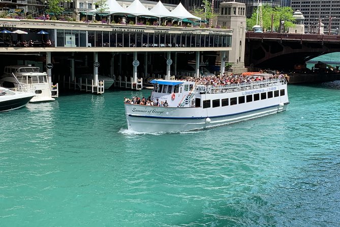 Chicago River 90-Minute Architecture Boat Tour - Choosing between the upper deck and the enclosed cabin