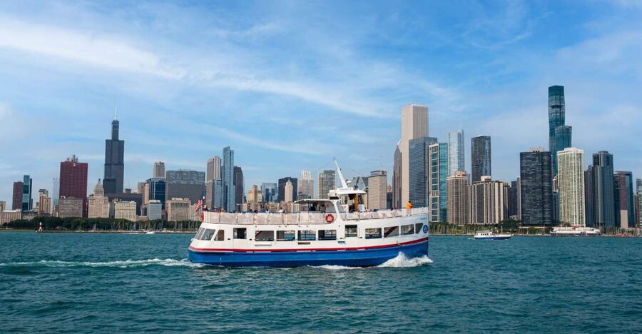 Chicago: Shoreline Lake Michigan Skyline Cruise - Leaving Navy Pier and heading onto Lake Michigan