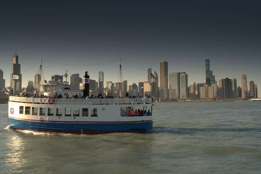 Chicago: Shoreline Lake Michigan Skyline Cruise - The Field Museum and the southern shoreline view
