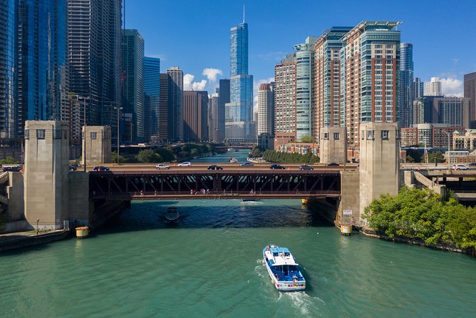 Chicago Sightseeing River and Lake Cruise - Lake Michigan gives Chicago room to breathe