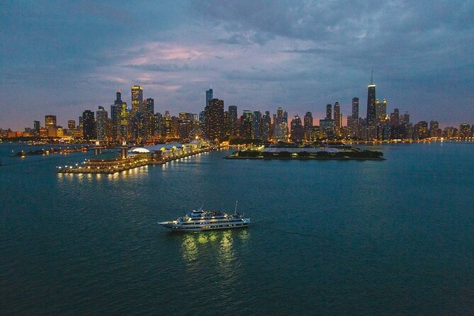 Chicago Signature Dinner Cruise on Lake Michigan - The Chicago evening in four quick points