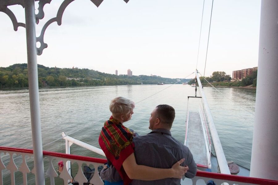 Cincinnati: Ohio River Cruise with Buffet Dinner - What appears on the buffet by day