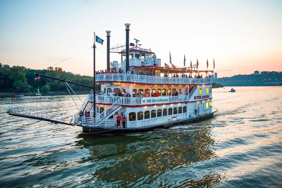 Cincinnati: Riverboat Cruise with Lunch and Entertainment - Boarding beside Newport Aquarium