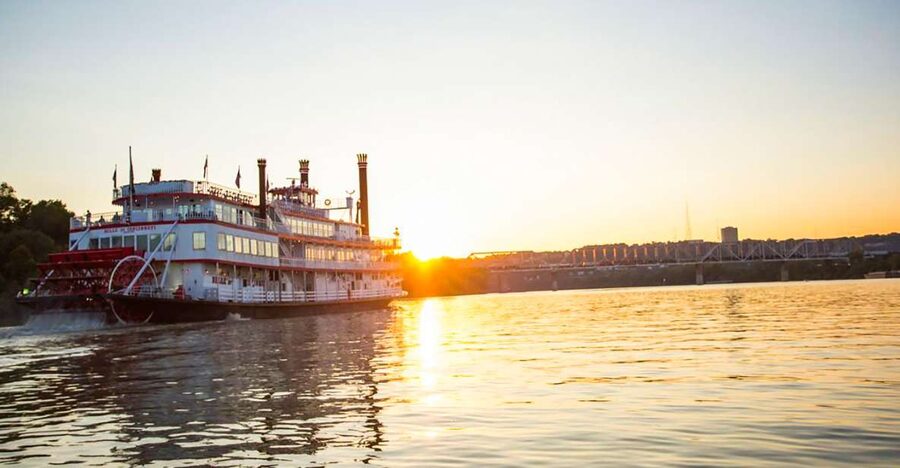 Cincinnati: Riverboat Cruise with Lunch and Entertainment - A slow ride on the Ohio River