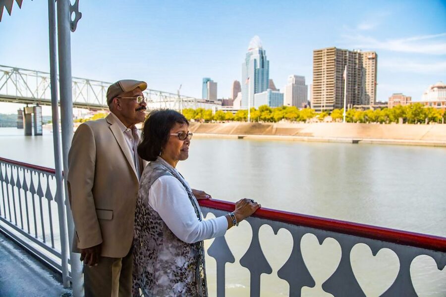 Cincinnati: Riverboat Cruise with Lunch and Entertainment - Banjo music and local stories