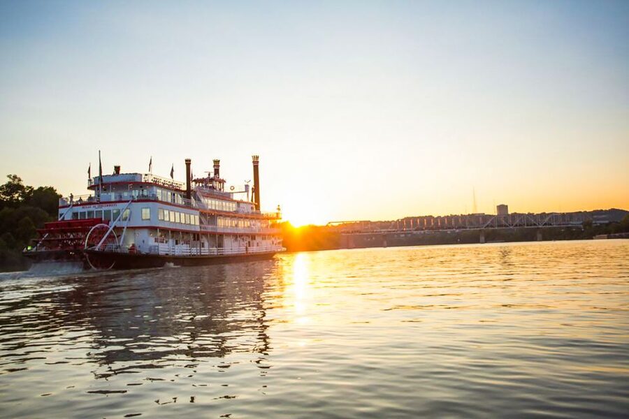 Cincinnati: Riverboat Cruise with Lunch and Entertainment - Lunch begins at the dock