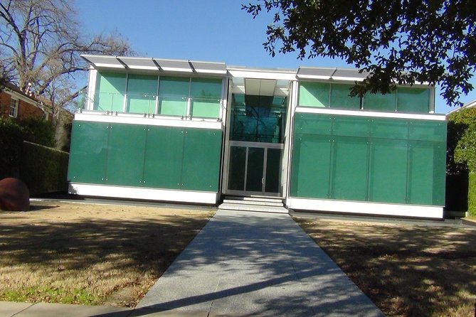 Dallas sightseeing tour - The Dallas Arts District and Klyde Warren Park