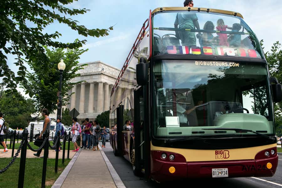 DC: Hop-on Hop-off Tour by Open-top Bus with 17 Stops - Starting at Union Station and finding your bearings