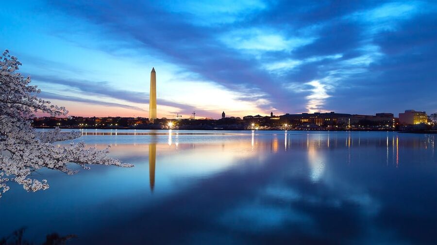 DC: Monuments & Memorials Sunset Tour by Open-top Bus - Martin Luther King Jr. and Franklin D. Roosevelt at the Tidal Basin