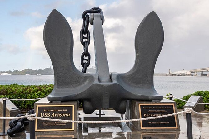 Deluxe Pearl Harbor USS Arizona Memorial and Honolulu City Tour - Honolulu’s royal quarter, seen from the van