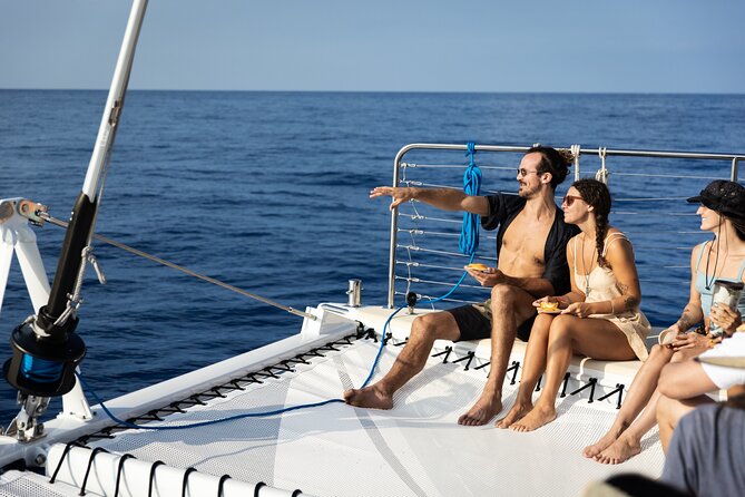 Deluxe Sail & Snorkel to the Captain Cook Monument - Breakfast with Kona coastline views