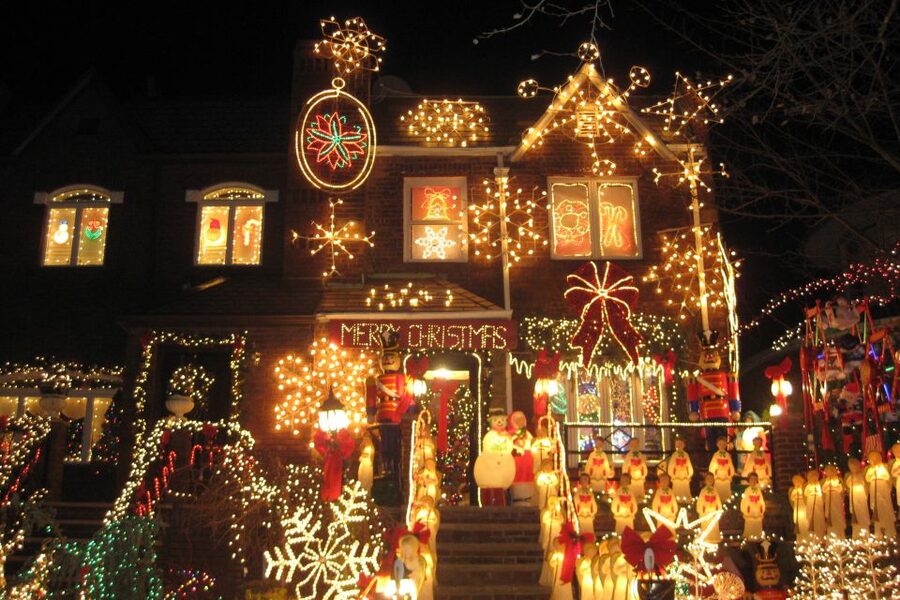 From Manhattan: 4-Hour Brooklyn Christmas Magic Tour - The one-hour walk through Dyker Heights
