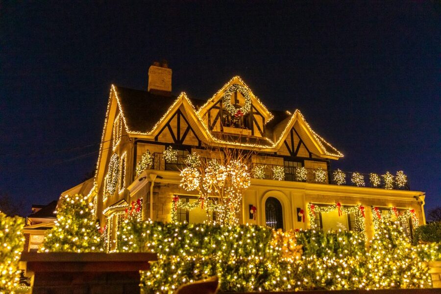 From Manhattan: 4-Hour Dyker Heights Holiday Lights Bus Tour - The ride from Manhattan to Brooklyn