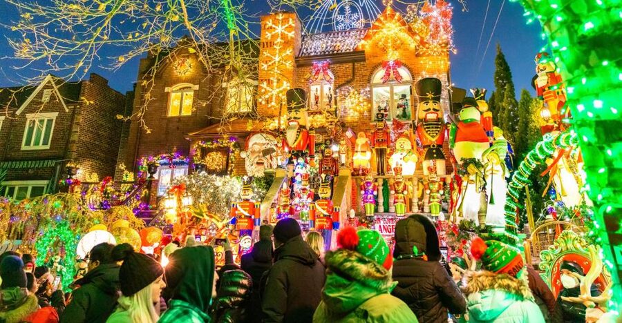 From Manhattan: 4-Hour Dyker Heights Holiday Lights Bus Tour - Meeting at 566 10th Avenue