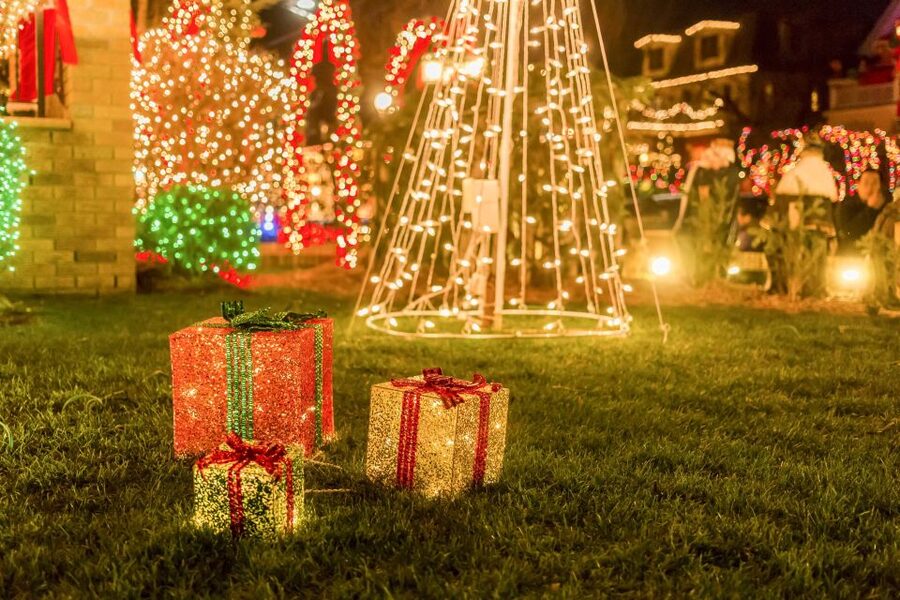 From Manhattan: Dyker Heights Lights & Skyline Tour - Why these Brooklyn lights are worth seeing