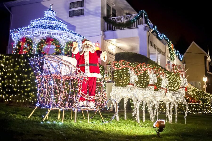 From Manhattan: Dyker Heights Lights & Skyline Tour - Dyker Heights on foot, with about 50 minutes to explore