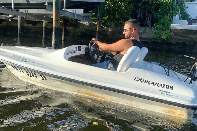 Ft. Lauderdale Mini Powerboat Rental. Canal, Yacht, Mansion Tour - Leaving the dock and learning the boat