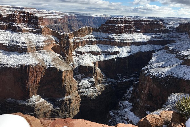 Grand Canyon Helicopter and Western Ranch Adventure Landing Tour - The return flight over Las Vegas