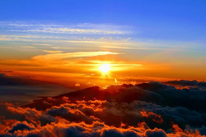 Haleakala Sunrise Tour with Breakfast and West Side Pickup - Waiting in the cold before sunrise