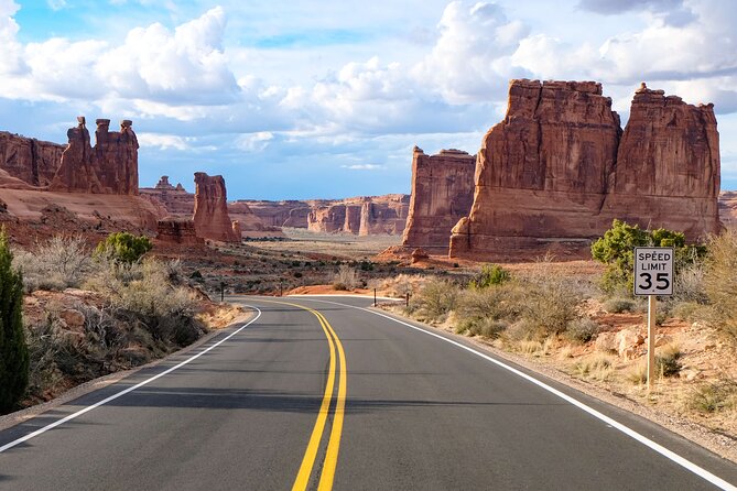 HIGHLY RATED Arches National Park Sightseeing Tour From Moab Utah - The Windows: the tour’s best walking stop
