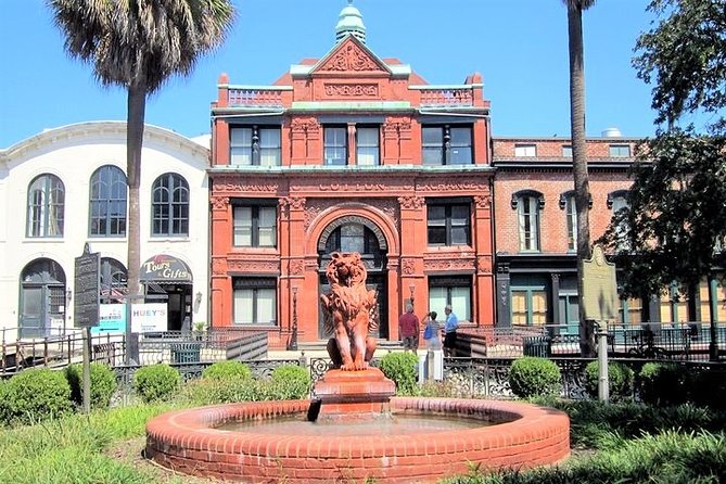 Historic Savannah Guided Walking Tour - Squares, streets, and the city plan