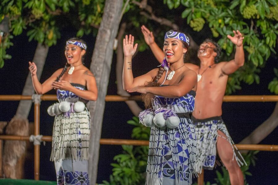 Kailua-Kona: Voyagers of the Pacific Luau with Buffet Dinner - A Royal Kona setting that does much of the work
