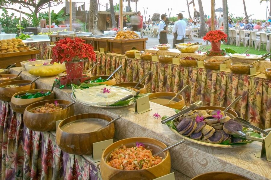 Kailua-Kona: Voyagers of the Pacific Luau with Buffet Dinner - The island buffet: familiar food with local character