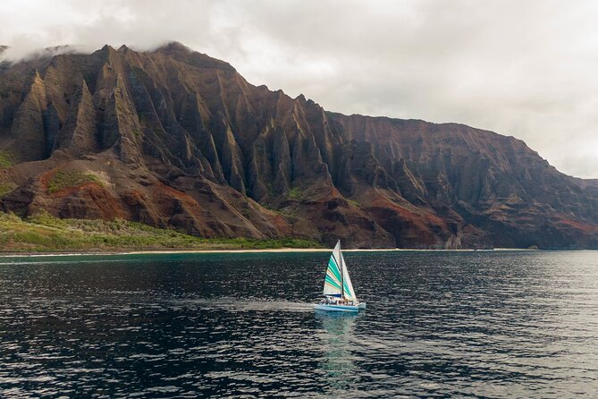 Kauai: Leila Na Pali Sunset Dinner Sail - Stories that add meaning to the cliffs