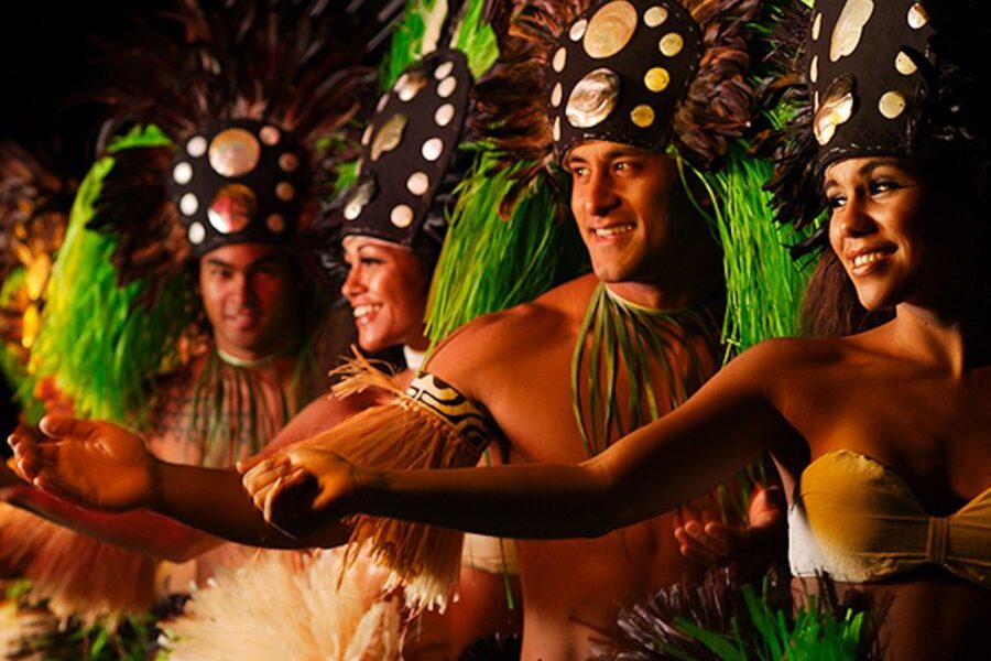 Kauai: Luau Kalamaku with Buffet Dinner & Show - Arriving at Kilohana Plantation