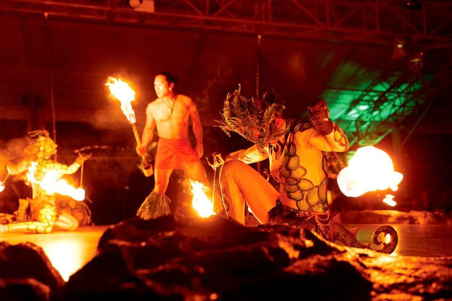 Kauai: Luau Kalamaku with Buffet Dinner & Show - Live Hawaiian music before the main show