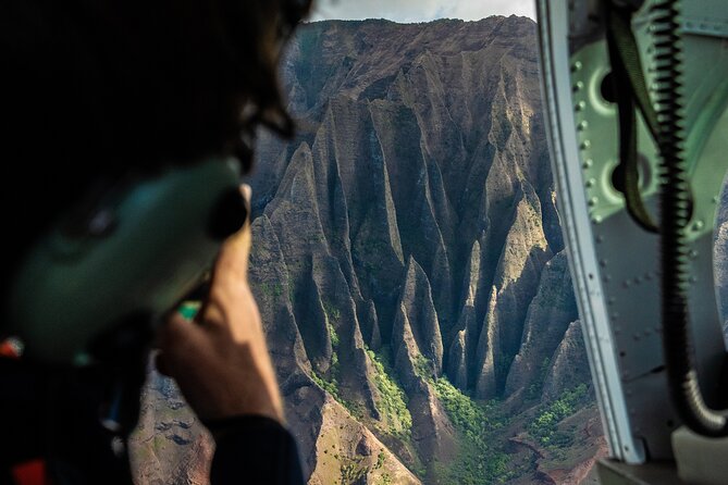 KAUAI LUXURY 60-Minute Doors-Off Helicopter ADVENTURE - Nawiliwili Harbor and the Menehune Fishpond