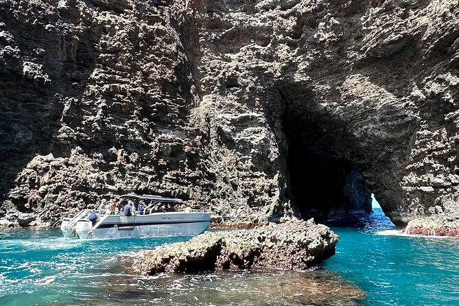 Kauai: Na Pali Coast Power Catamaran - Entering the Sea Caves When Conditions Allow